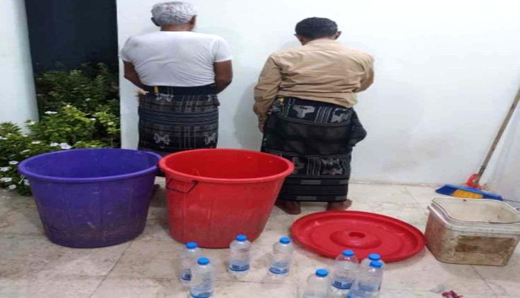 القوات الخاصة تضبط مصنعاً للخمور وتلقي القبض على شخصين بمدينة عتق