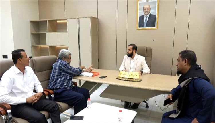 محافظ أبين يبحث أولويات صيانة الطرق ويؤكد تسريع تنفيذ مشاريع البنية التحتية