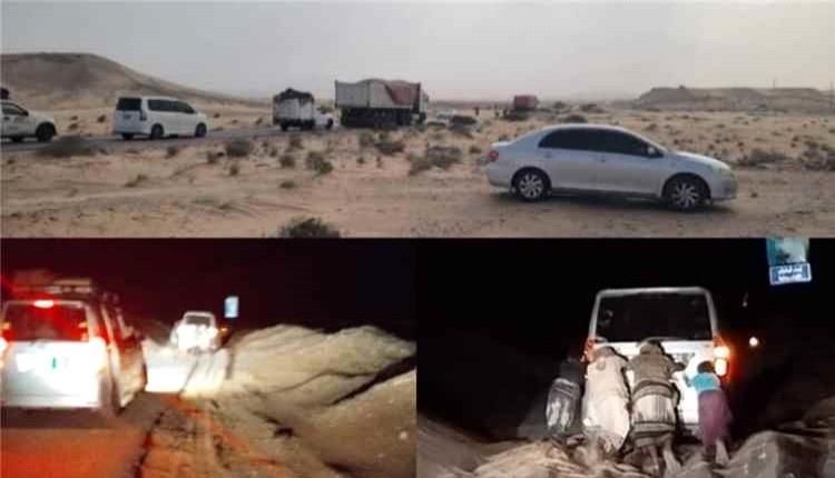 الرمال المتحركة تغلق خط شبوة – المكلا وتعرقل حركة المسافرين في رضوم