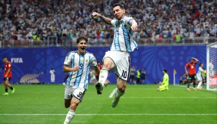 ميسي يعيد كتابة التاريخ.. ريمونتادا أرجنتينية تهزم مصر في 5 دقائق
