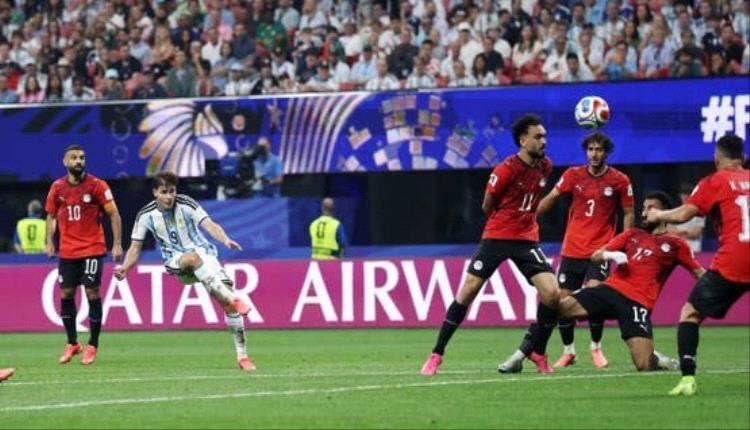 اسما ميسي ورونالدو على قمصان الفراعنة.. طفلان يسرقان المشهد في كأس العالم