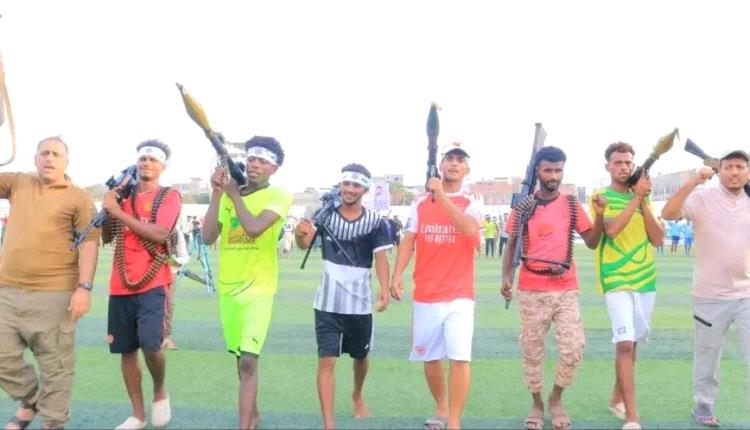 مليشيا الحوثي تحوّل ملعباً في الحديدة إلى ساحة استعراض مسلح