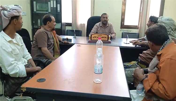 مدير عام سرار يافع يناقش استكمال الوحدة الصحية في منطقة حُمة 