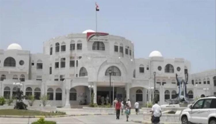 السلطة المحلية في أبين توضح ملابسات حادثة إطلاق النار داخل ديوان المحافظة