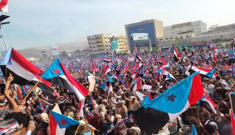 حشود جنوبية في عدن والمكلا وسيئون تؤكد تمسكها بمطالبها السياسية