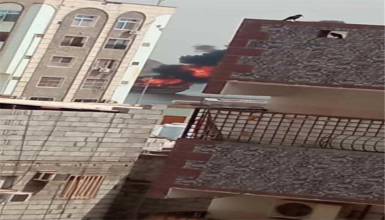 اندلاع حريق في قارب صيد قرب ميناء المعلا بعدن