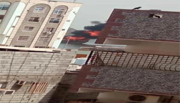 حريق يلتهم قارب صيد قرب ميناء المعلا في عدن