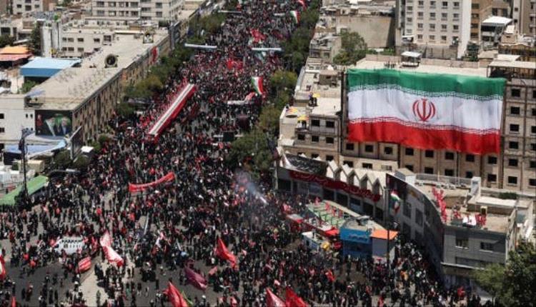 دفن خامنئي في مشهد وسط تساؤلات حول ظهور خليفته مجتبى
