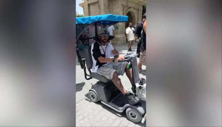 نيمار يظهر بعيداً عن أجواء المونديال.. جولة هادئة بسكوتر بعد صدمة خروج البرازيل
