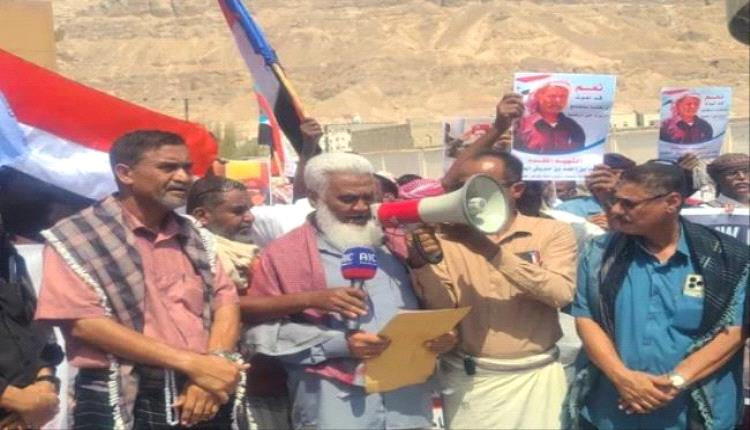 احتجاجات في سيئون تطالب بعدم إطلاق سراح متهمين بقضايا إرهابية