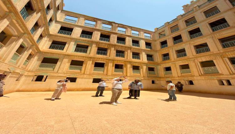 سفيرة فرنسا تختتم زيارتها إلى حضرموت بجولة في دوعن وتثمن إرثها الحضاري وجهودها التنموية