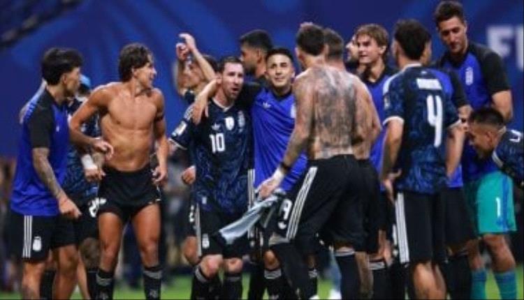 فيفا يلوّح بعقوبات ضد الأرجنتين قبل نهائي المونديال بسبب لافتات سياسية
