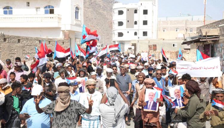 حشود في سقطرى تؤكد التمسك بالقرار الجنوبي وتطالب بتحسين الخدمات
