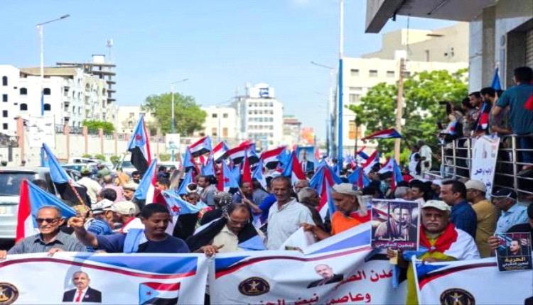عدن تشهد تحركاً شعبياً واسعاً وسط مطالب بتحسين الخدمات ورفض التدخلات الخارجية
