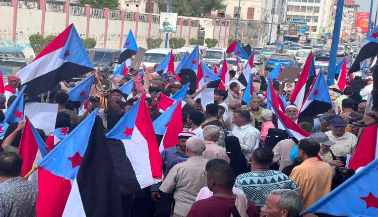 احتجاجات العاصمة عدن.. تنديد شعبي بتدهور الخدمات ورفض قاطع لصفقات تبادل مداني الإرهاب