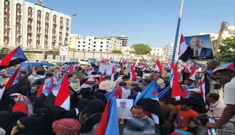 عدن تشهد حشودًا شعبية تؤكد استمرار التصعيد السلمي وتطالب بتحسين الخدمات