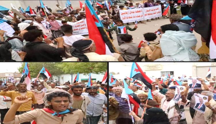 لحج تحتضن حشودًا جماهيرية تؤكد استمرار التصعيد السلمي وتطالب بتحسين الأوضاع