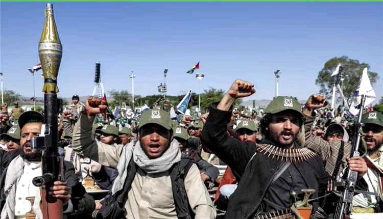 بسبب "احتجاز طائرة".. اتهامات حكومية حادة للحوثيين بإفشال صفقة تبادل الأسرى