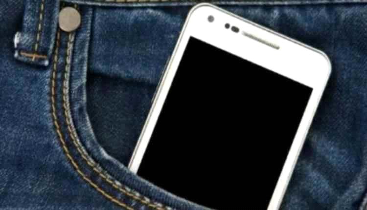 تحذيرات طبية وتقنية.. لماذا يجب أن تتوقف فوراً عن وضع هاتفك في جيب البنطال؟