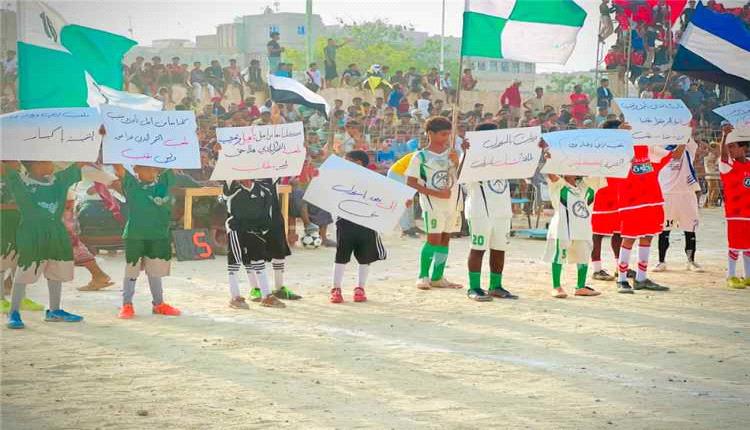 حراك رياضي بالشحر.. وقفة احتجاجية تطالب بإنهاء 8 سنوات من الانتظار لتعشيب ملعب "الشاحت"
