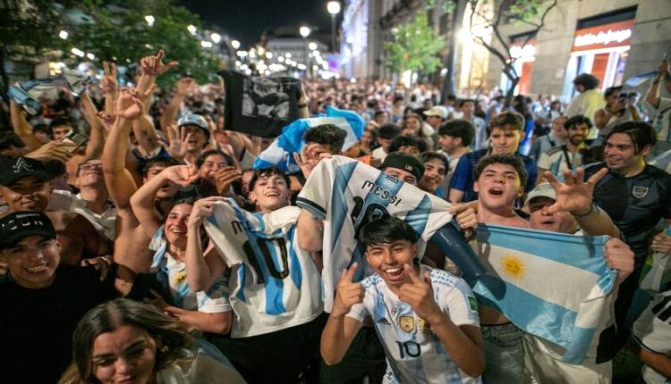 جماهير الأرجنتين تحوّل نيويورك إلى معقل لدعم ميسي ورفاقه قبل النهائي