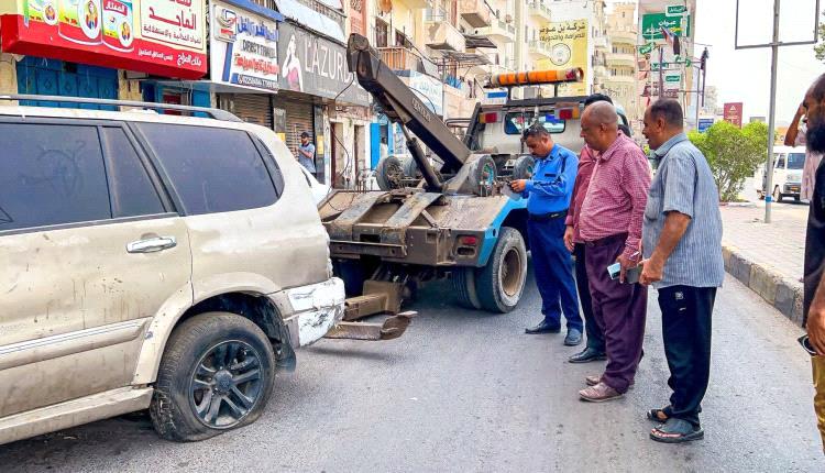 حملة ميدانية في صيرة لإزالة المركبات المهجورة وتحسين المشهد الحضري