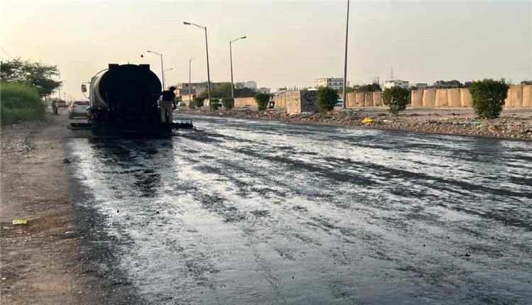 بدء رش مادة (MC) تمهيداً لسفلتة طريق دار سعد – الحوطة