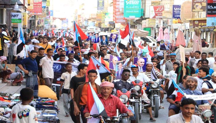 حشود حضرمية تتحدى القيود الأمنية وتطالب بتغيير الواقع الخدمي في المكلا
