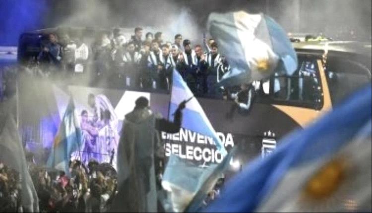 استقبال الأبطال.. الجماهير الأرجنتينية تحتفي بـ "التانجو" في بوينس آيرس رغم خسارة اللقب المونديالي