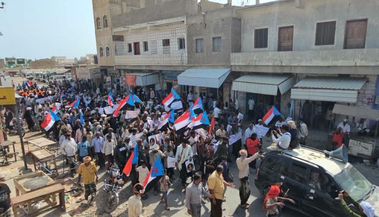 مسيرة حاشدة في حديبو.. أبناء سقطرى يجددون الرفض لمشاريع الوصاية ويؤكدون تمسكهم بالقرار الجنوبي