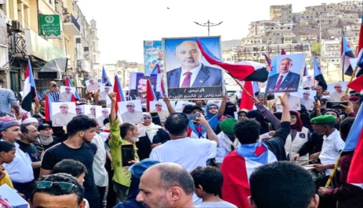 حشود عدن تؤكد استمرار الحراك الشعبي وتعلن مواقف سياسية جديدة
