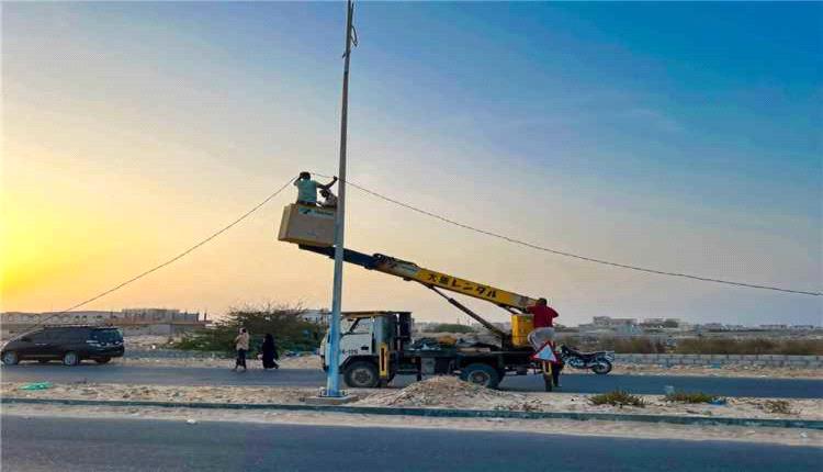 أشغال الشحر يشرع في تركيب كشافات الإنارة للشارع البحري الشرقي