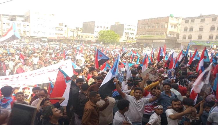 حشود ردفان تجدد مطالبها السياسية وتؤكد تمسكها بخياراتها الوطنية