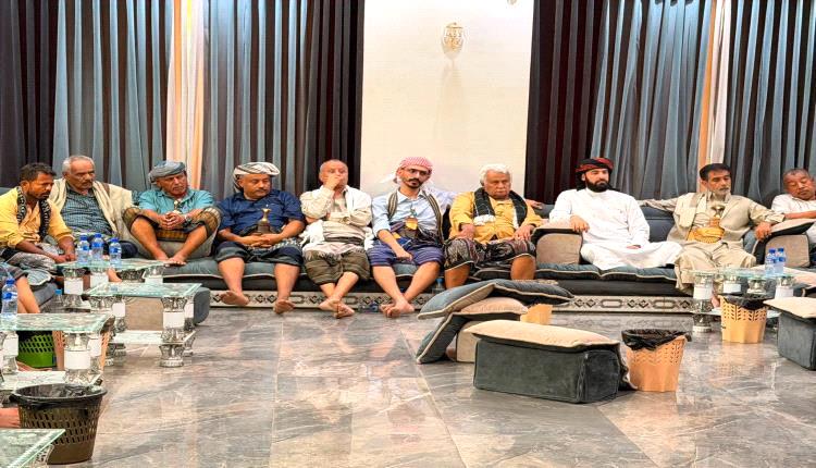 محافظ أبين يبحث مع مشايخ آل فضل تعزيز الشراكة المجتمعية ودعم الاستقرار
