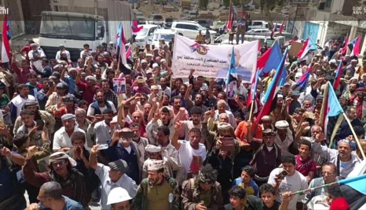 يافع تشهد حشدًا جماهيريًا واسعًا يؤكد التمسك بالمطالب الجنوبية

