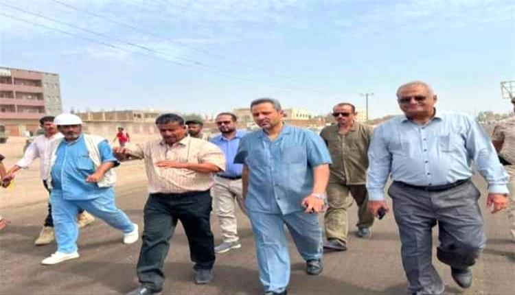 محافظ لحج يدشن أعمال سفلتة طريق الحوطة – نوبة دكيم ضمن مشروع الصيانة الروتينية
