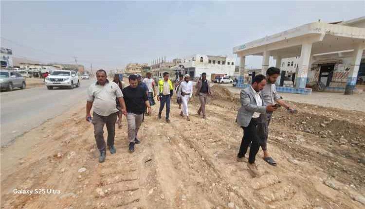 مدير أشغال شبوة يتفقد مشروع تأهيل وتوسعة الشارع الرئيسي بمدينة عزان