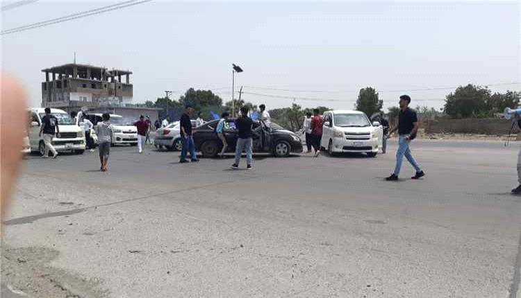 طلاب بجامعة العاصمة عدن يقطعون طريق الحسوة مؤقتاً احتفالاً بانتهاء العام الدراسي