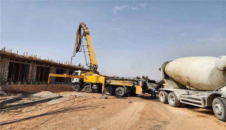 إنجاز صبة الدور الأول لمبنى الوقف الخيري لمرضى السرطان بشبوة