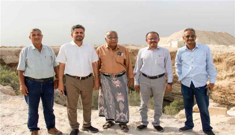 مدير عام مياه ساحل حضرموت يتفقد محاجر غيل باوزير ضمن لجنة لدراسة آثارها البيئية
