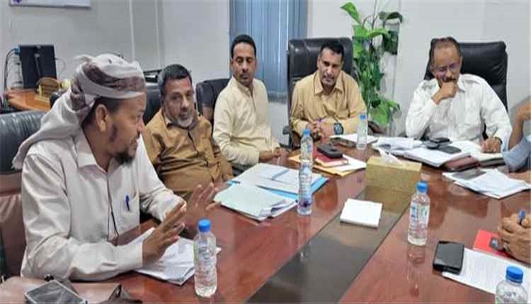 مدير مياه ساحل حضرموت يبحث تعزيز الأداء وتحسين خدمات الفروع