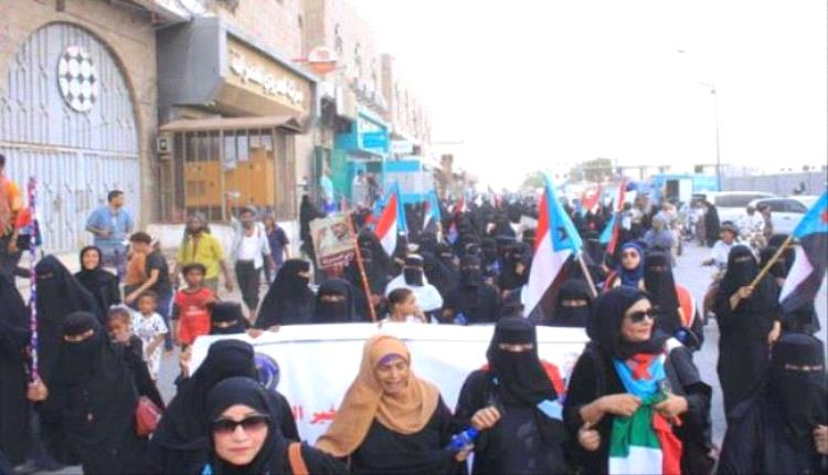 مسيرة نسوية في لحج تطالب بتحسين الأوضاع وتؤكد استمرار التصعيد السلمي