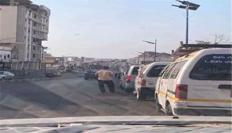سائقو "باصات الدباب" بالعاصمة الجنوب العربي عدن يناشدون السلطات لتخفيض المخالفات والإفراج عن مركباتهم
