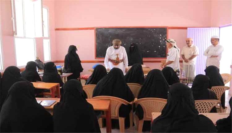 افتتاح مخيم صيفي نسوي بشبام لتنمية المهارات والإبداع