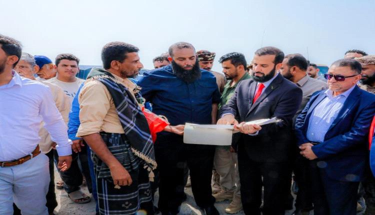 محافظ أبين يدشن تسليم أراضي الدولة لأصحاب العقود السكنية في منطقة العلم