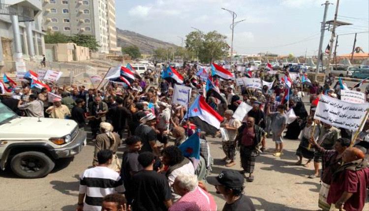 الهيئة العسكرية العليا تنظم وقفة احتجاجية أمام معاشيق للمطالبة بحقوق العسكريين
