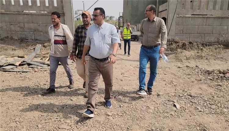 تفقد موقع إنشاء أول محطة لتحلية مياه البحر في العاصمة عدن