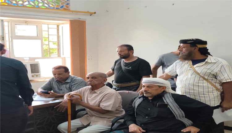 وفد من أهالي مدينة الشعب يناقش مع السلطة المحلية في البريقة أزمة الصرف الصحي