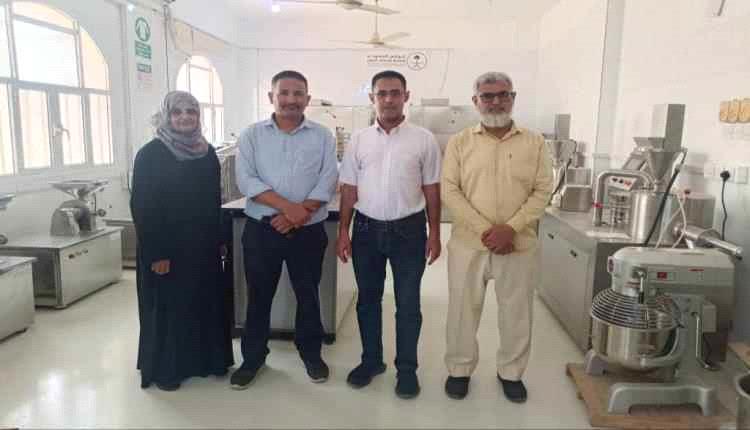 كلية صيدلة جامعة عدن ومصنع الدوائية الحديثة يناقشان توسيع التعاون في البحث والتدريب
