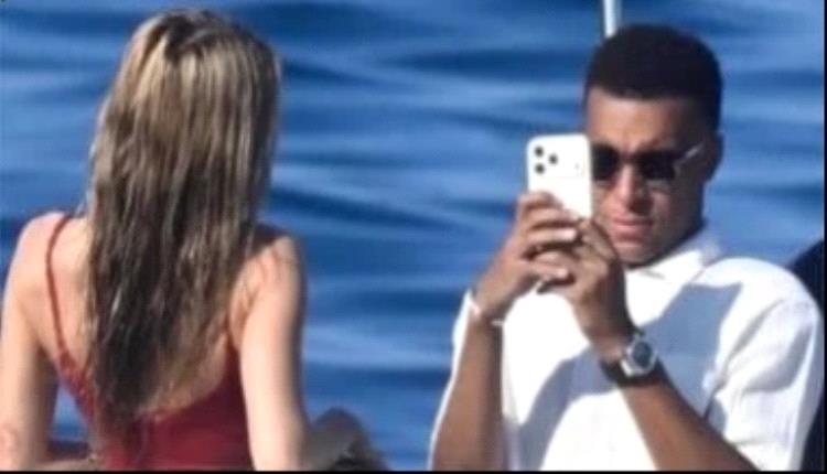 ظهور مبابي مع إستر إكسبوزيتو يشعل الجدل خلال عطلته في إيطاليا
